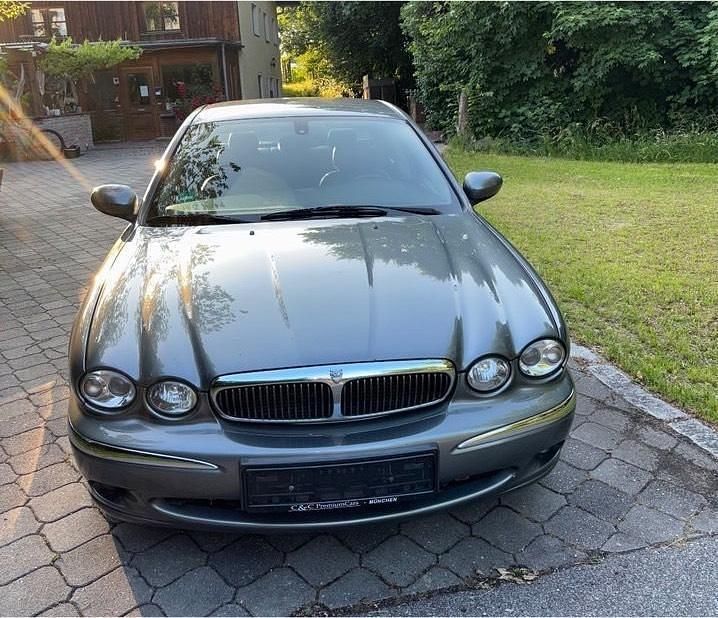 Grau Gebraucht 2003 Jaguar X-type Limousine | 3.900 € (Etwas zu teuer) - Bild 1/4