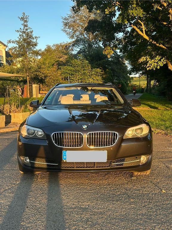 Grau Gebraucht 2010 BMW 523 Kombi | 7.500 € (Etwas zu teuer) - Bild 1/4