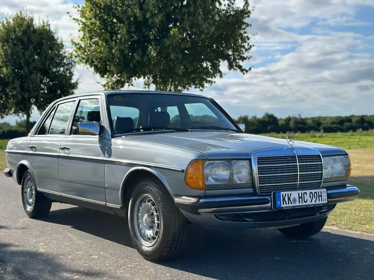 Gebraucht Mercedes 250 140 PS (102 kW) 1983 Silber Limousine