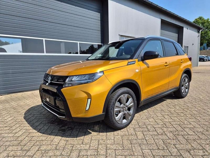 Solar yellow pearl metallic Neu 2025 Suzuki Vitara Comfort SUV | 25.090 € (Fairer Preis) - Bild 1/4