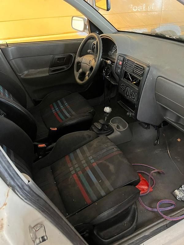 Second-hand VW Caddy 90 CP (66 kW) 2002 Alb Monovolum