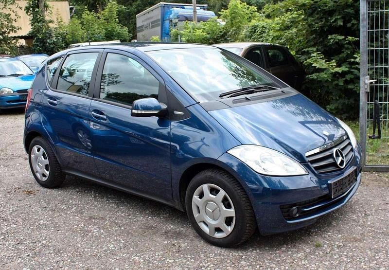Blau Gebraucht 2010 Mercedes A180 Limousine | 5.899 € (Fairer Preis) - Bild 1/4