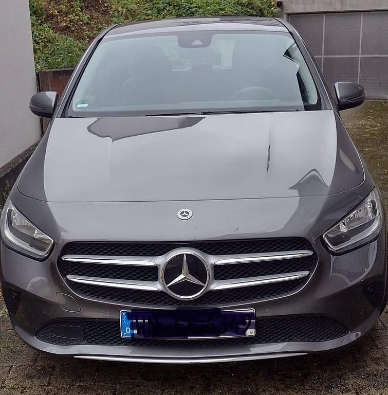 Grau Gebraucht 2022 Mercedes B180 Progressive Van / Kleinbus | 25.900 € (Guter Preis) - Bild 1/4