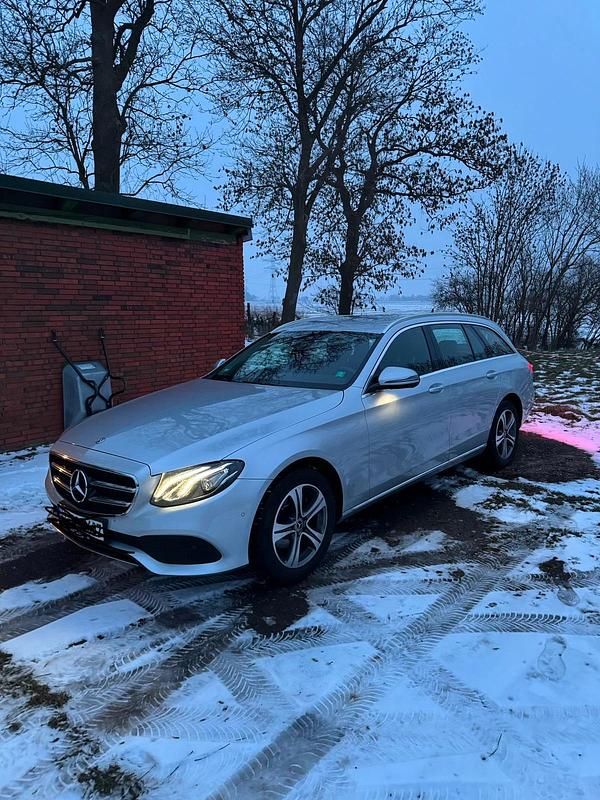 Gebraucht Mercedes E220 Avantgarde 194 PS (142 kW) 2019 Silber Kombi