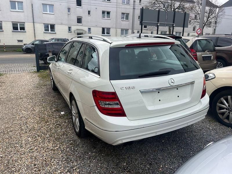Gebraucht Mercedes C180 156 PS (114 kW) 2011 Weiß Kombi