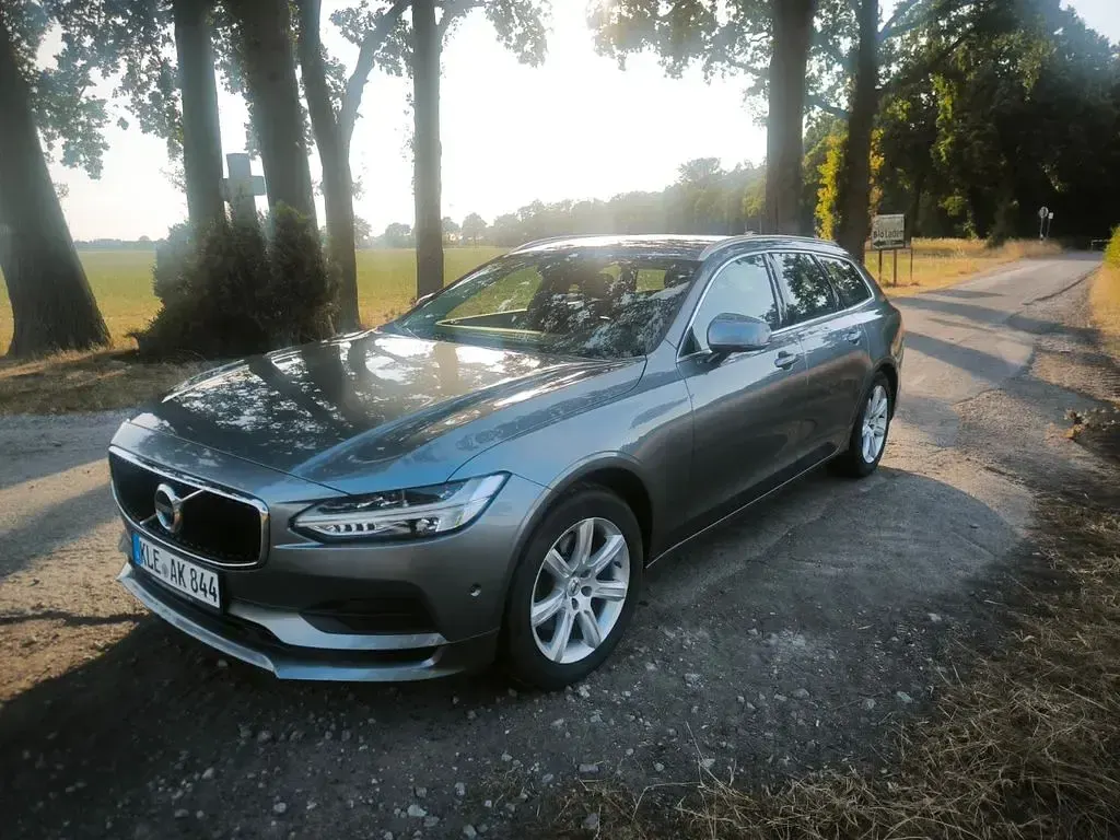 Gebraucht Volvo V90 Momentum 150 PS (110 kW) 2018 Grau Kombi