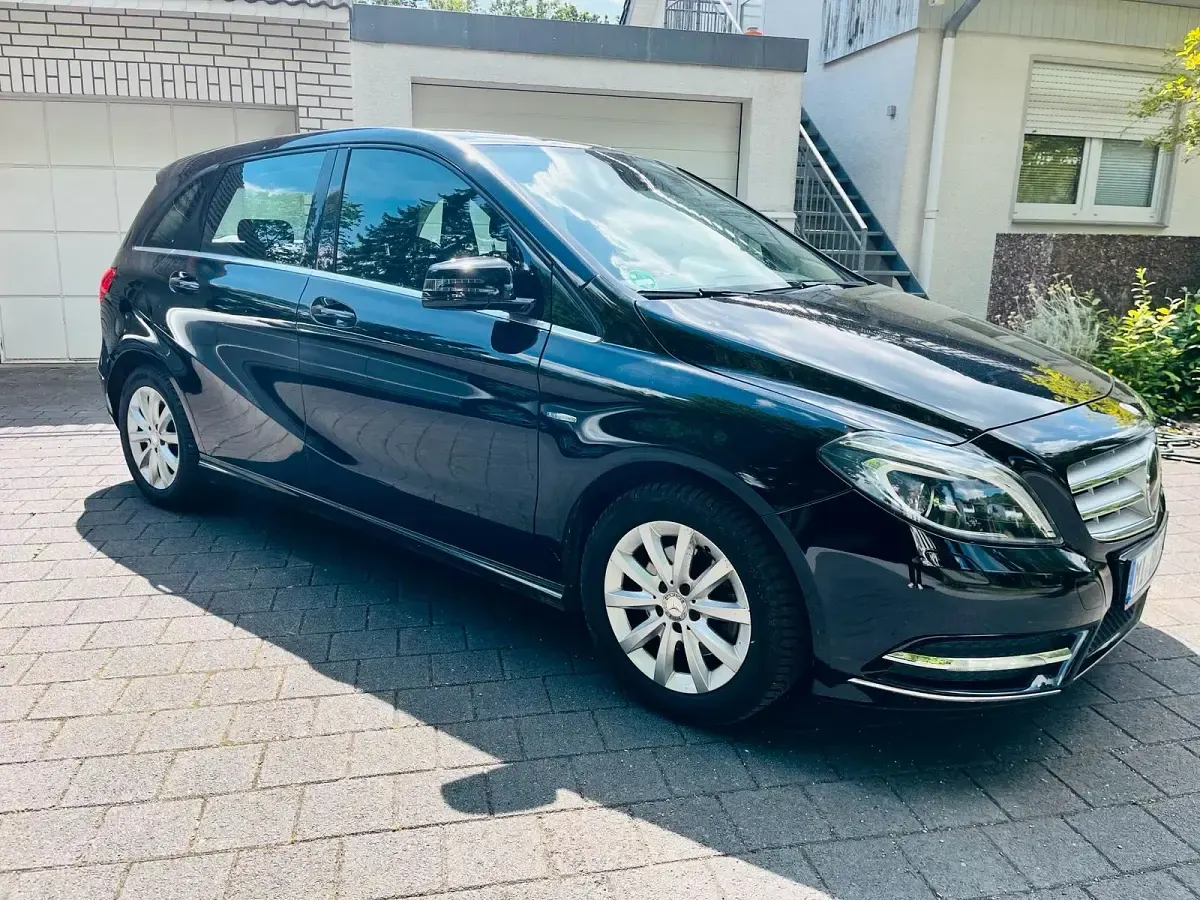 Gebraucht Mercedes B200 156 PS (114 kW) 2012 Schwarz Kleinwagen