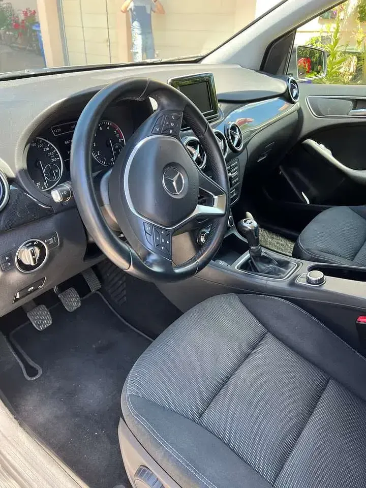 Gebraucht Mercedes 180 122 PS (89 kW) 2012 Grau Limousine