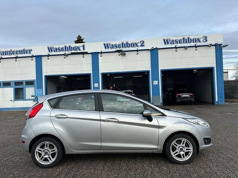 Gebraucht Ford Fiesta Titanium 95 PS (69 kW) 2015 Grau Limousine