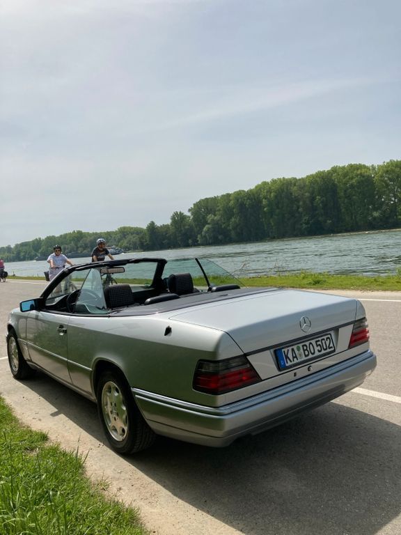 Silber Gebraucht 1995 Mercedes E200 Cabrio | 22.950 € - Bild 1/4