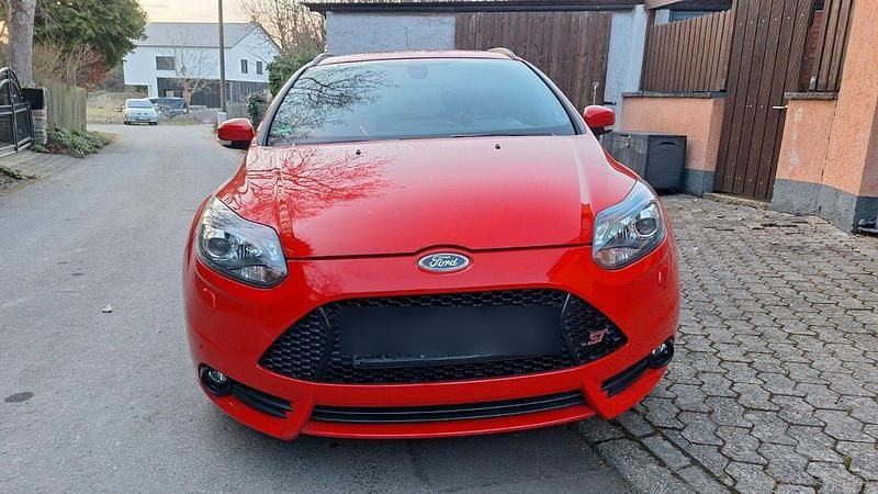 Gebraucht Ford Focus ST 250 PS (183 kW) 2013 Rot Kombi