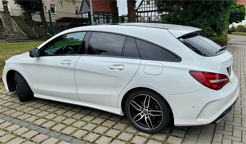 Weiß Gebraucht 2019 Mercedes CLA200 Shooting Brake AMG line Kombi | 19.000 € (Guter Preis) - Bild 1/4