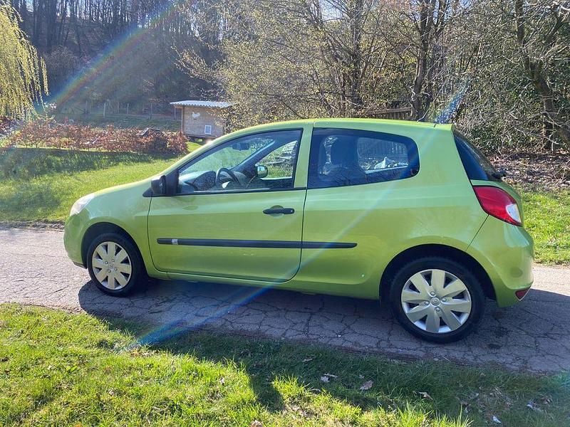 Gebraucht Renault Clio II 75 PS (55 kW) 2009 Grün Limousine