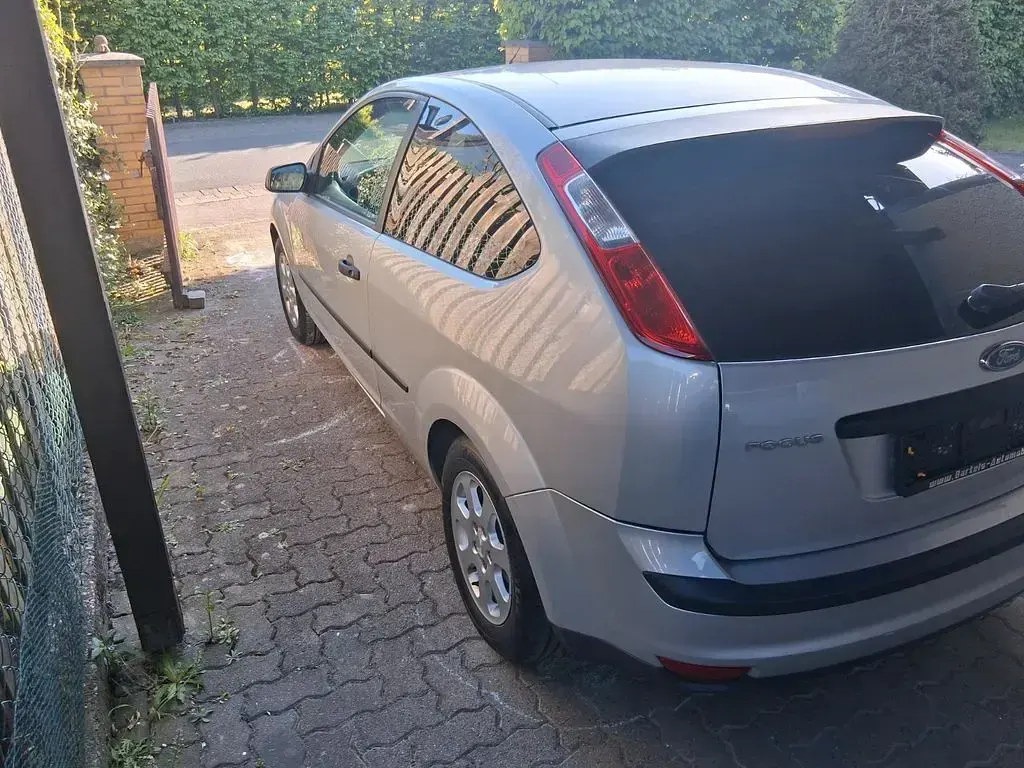 Gebraucht Ford Focus Ambiente 80 PS (58 kW) 2005 Silber Limousine