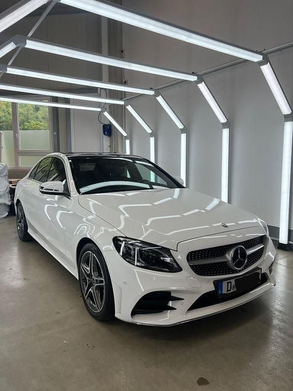 Weiß Gebraucht 2019 Mercedes C300 AMG line Limousine | 32.200 € (Fairer Preis) - Bild 1/4