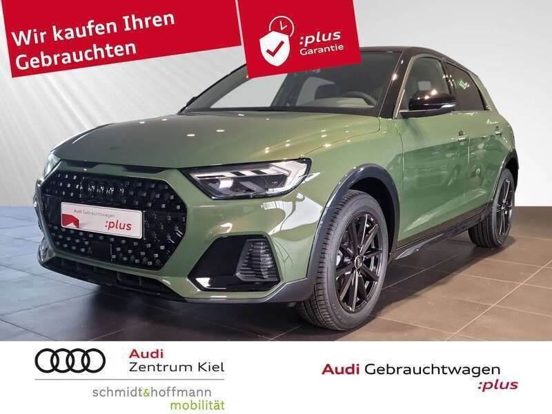 Distriktgrün metallic mythosschwarz metallic Gebraucht 2024 Audi A1 Ambiente Kleinwagen | 30.980 € (Teuer) - Bild 1/4