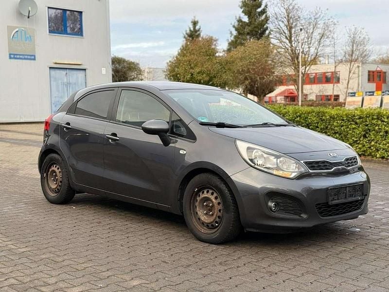 Grau Gebraucht 2014 Kia Rio DREAM-TEAM Edition Limousine | 3.990 € (Fairer Preis) - Bild 1/2