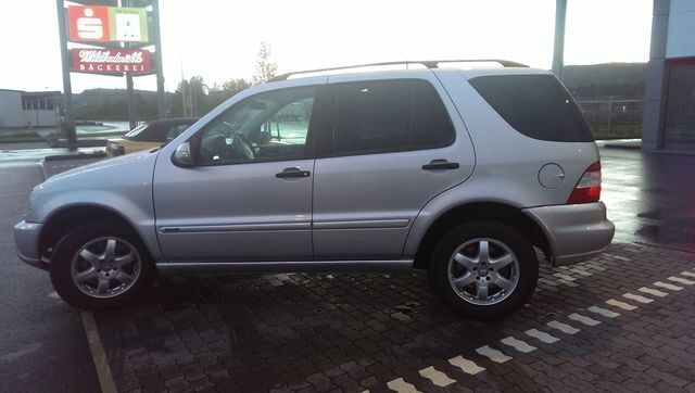 Silber metallic Gebraucht 2003 Mercedes ML270 SUV | 11.900 € - Bild 1/4