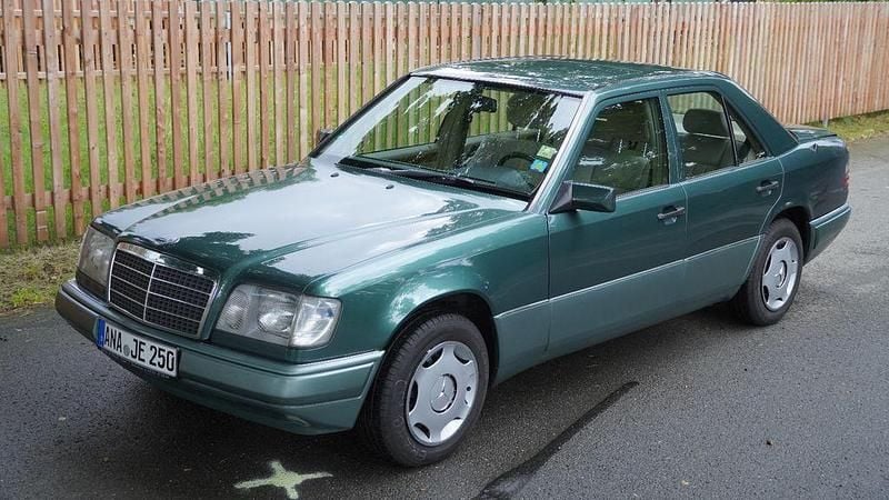 Grün Gebraucht 1995 Mercedes E200 Limousine | 8.850 € - Bild 1/4