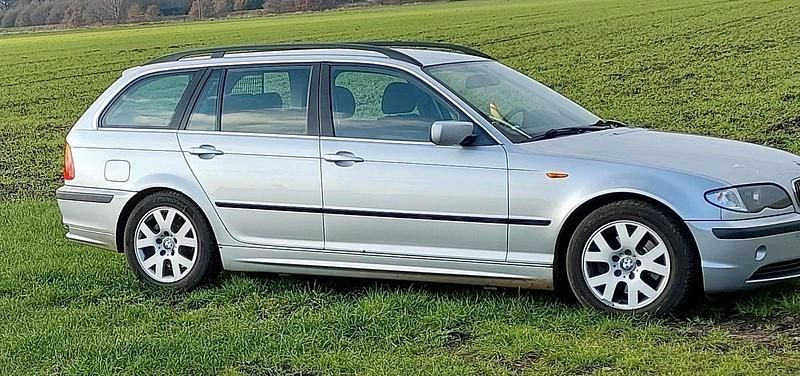 Silber Gebraucht 2001 BMW 320 Kombi | 900 € (Superpreis) - Bild 1/4