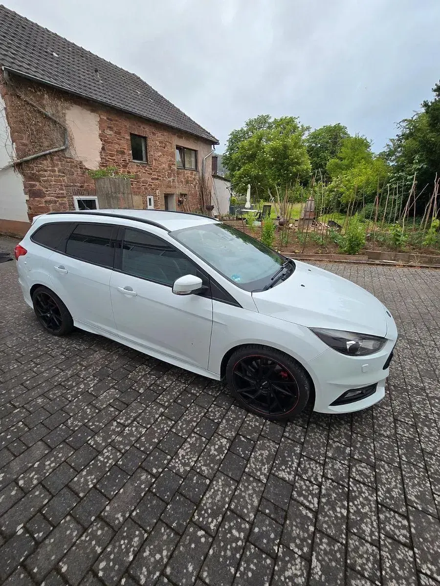 Gebraucht Ford Focus ST 250 PS (183 kW) 2017 Weiß Kombi