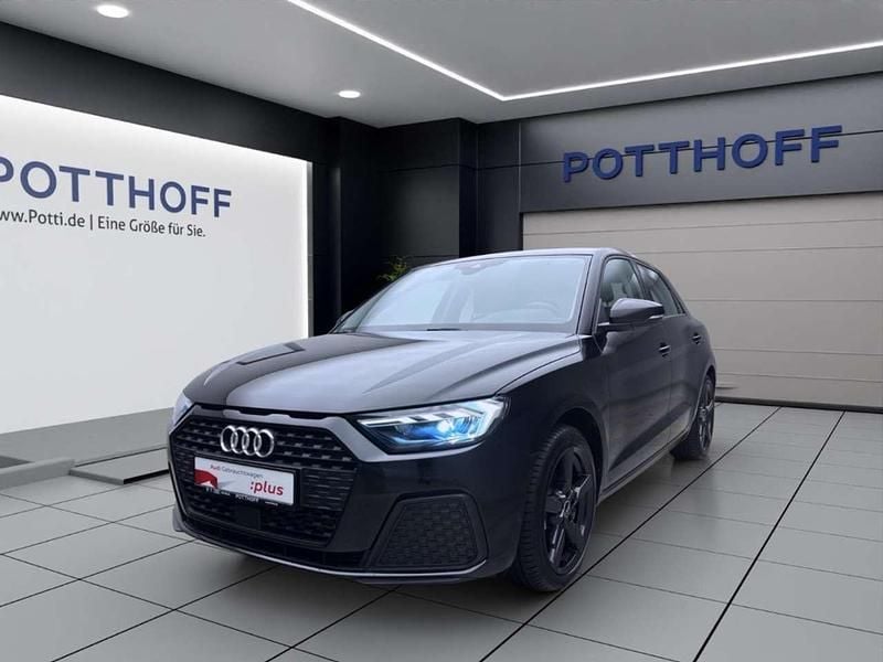 Mythosschwarz metallic Gebraucht 2024 Audi A1 Sportback Ambiente Kleinwagen | 20.950 € (Superpreis) - Bild 1/4