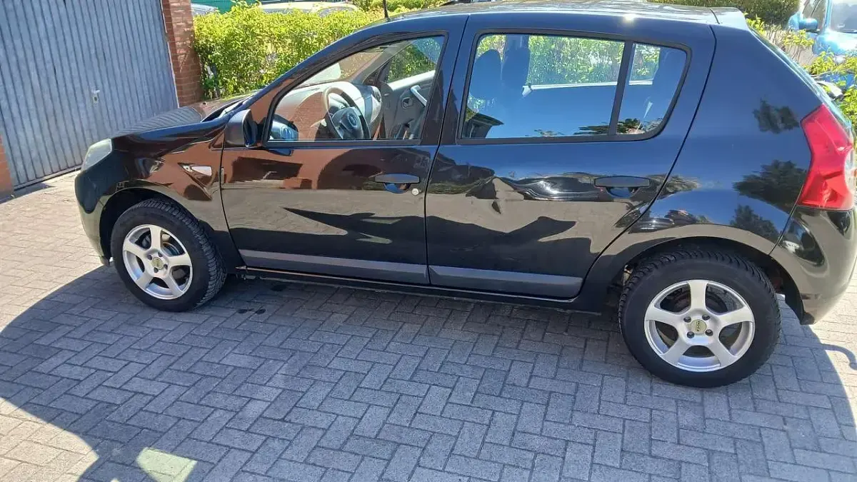 Second-hand Dacia Sandero 73 CP (53 kW) 2009 Negru Hatchback