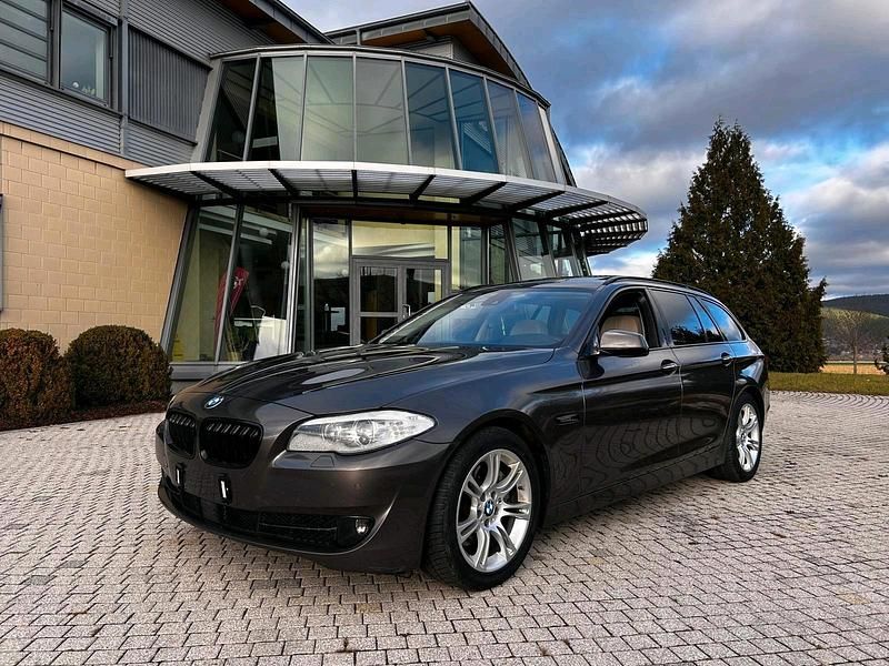 Braun Gebraucht 2011 BMW 530 Kombi | 6.999 € (Superpreis) - Bild 1/4