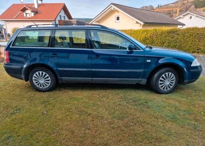 Gebraucht VW Passat 110 PS (80 kW) 2001 Blau Kombi