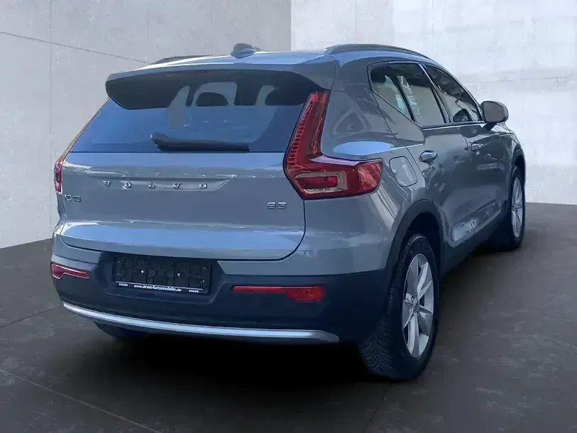Gebraucht Volvo XC40 Core 163 PS (119 kW) 2023 Vapour grey / (metallic) SUV