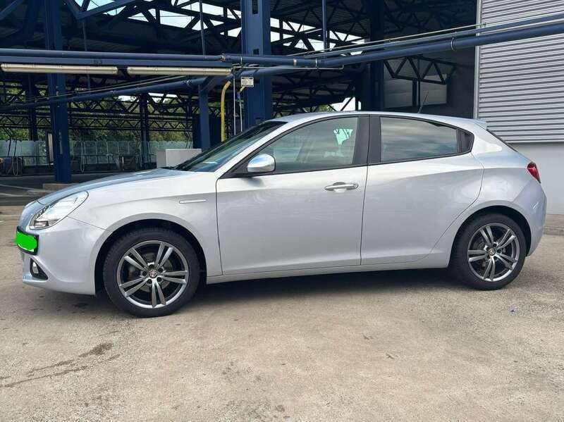 Silber Gebraucht 2014 Alfa Romeo Giulietta Turismo Kleinwagen | 11.100 € (Fairer Preis) - Bild 1/4