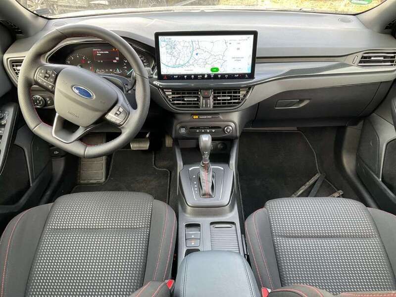 Grau Gebraucht 2024 Ford Focus ST-Line Kombi | 26.500 € (Fairer Preis) - Bild 1/4