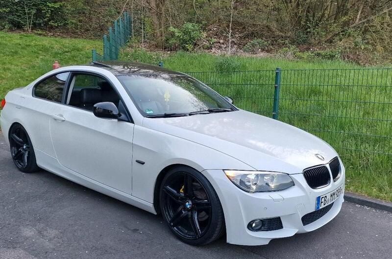 Weiß Gebraucht 2025 BMW 320 Coupé | 10.999 € - Bild 1/4