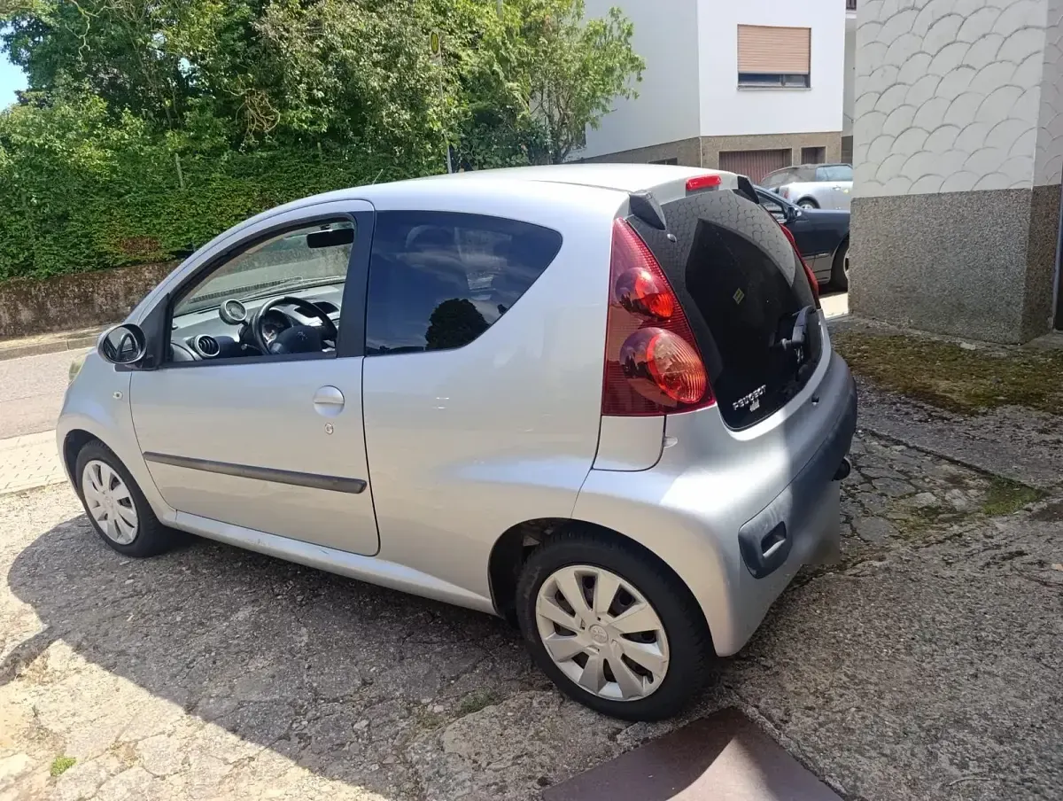 Gebraucht Peugeot 107 65 PS (47 kW) 2012 Silber Kleinwagen