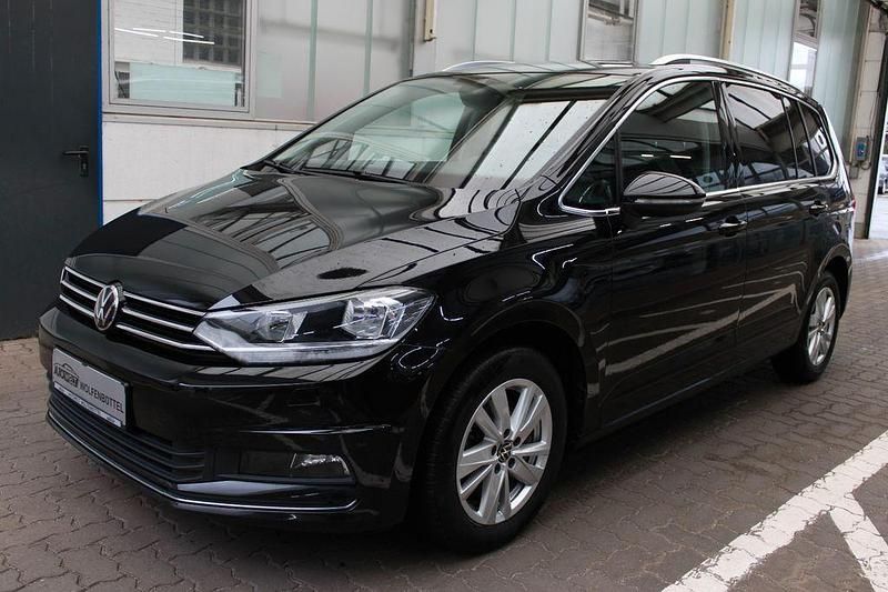 Gebraucht VW Touran Highline 150 PS (110 kW) 2023 Schwarz Van / Kleinbus