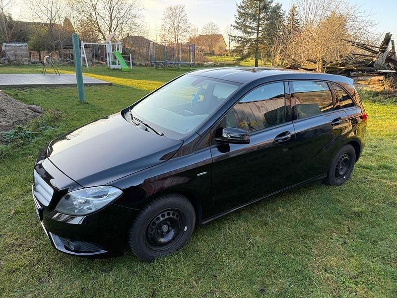 Gebraucht Mercedes B180 122 PS (89 kW) 2011 Schwarz Van / Kleinbus