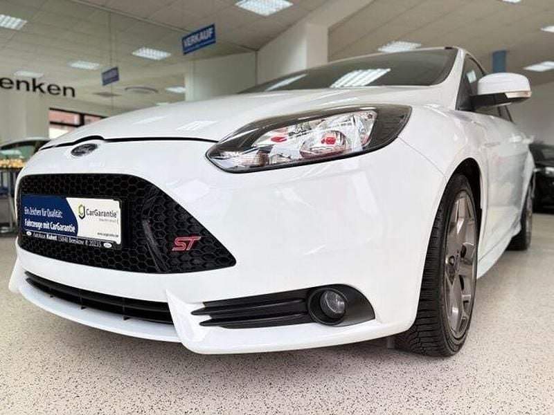 Gebraucht Ford Focus ST 250 PS (183 kW) 2013 Weiß Limousine