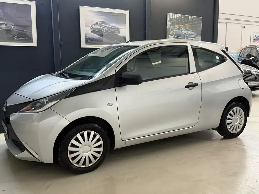 Gebraucht Toyota Aygo 69 PS (50 kW) 2015 Silber Kleinwagen