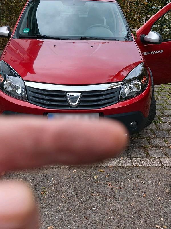 Używany Dacia Sandero 75 KM (55 kW) 2012 Czerwony Hatchback