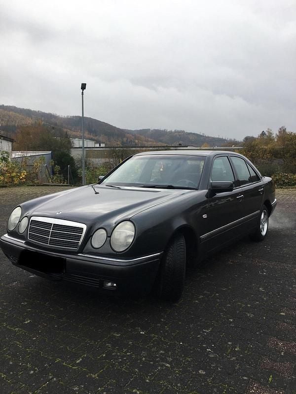Schwarz Gebraucht 1996 Mercedes E200 Limousine | 2.950 € (Guter Preis) - Bild 1/4