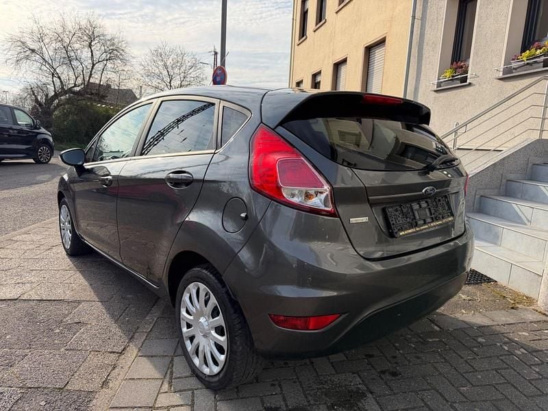 Gebraucht Ford Fiesta Trend 101 PS (74 kW) 2016 Grau Kleinwagen