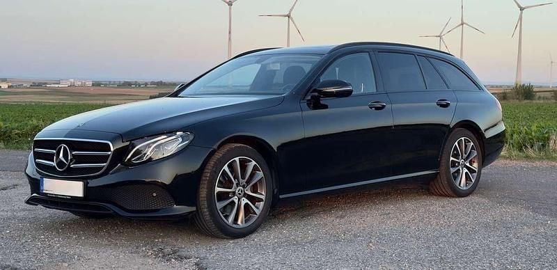 Schwarz Gebraucht 2019 Mercedes E220 Night Kombi | 25.000 € (Guter Preis) - Bild 1/4