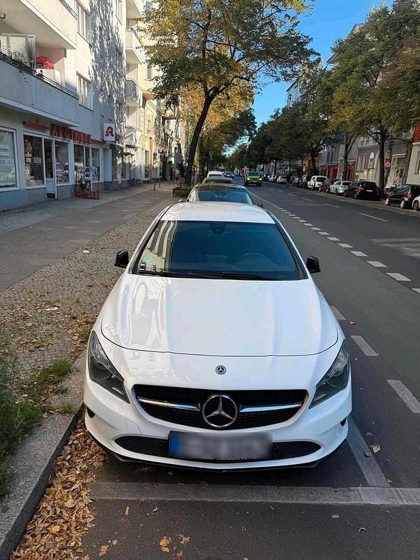 Weiß Gebraucht 2018 Mercedes CLA200 Kombi | 12.900 € (Guter Preis) - Bild 1/4