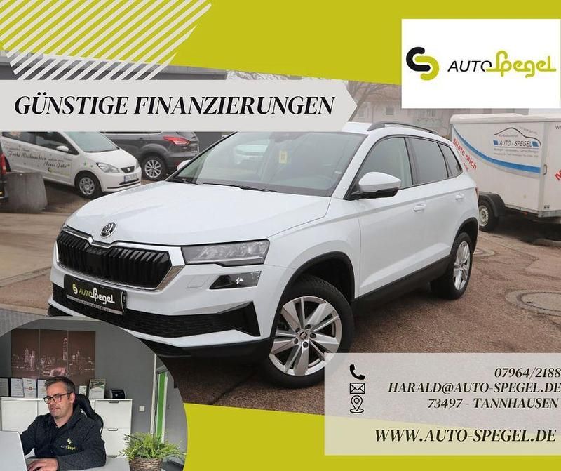 Bila moon/moon white Gebraucht 2024 Skoda Karoq Selection SUV | 27.490 € (Superpreis) - Bild 1/4