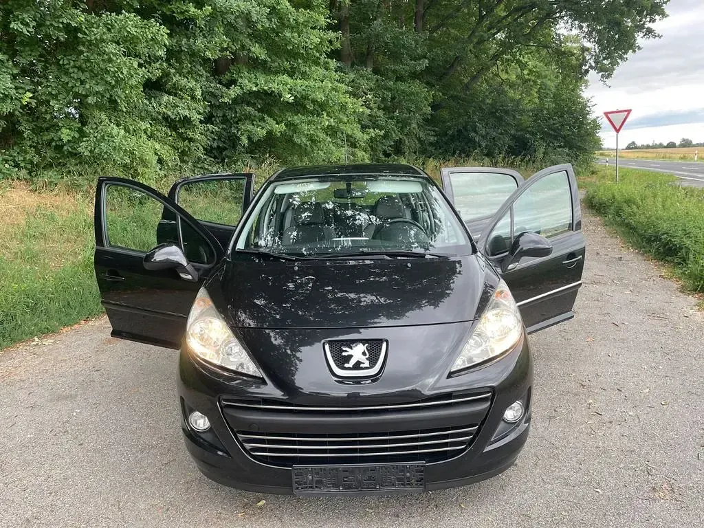 Gebraucht Peugeot 207 Style 95 PS (69 kW) 2011 Schwarz Limousine