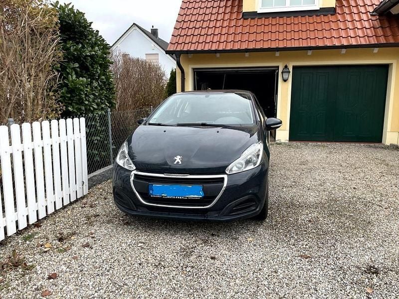Grau Gebraucht 2016 Peugeot 208 Active Kleinwagen | 4.900 € (Guter Preis) - Bild 1/3