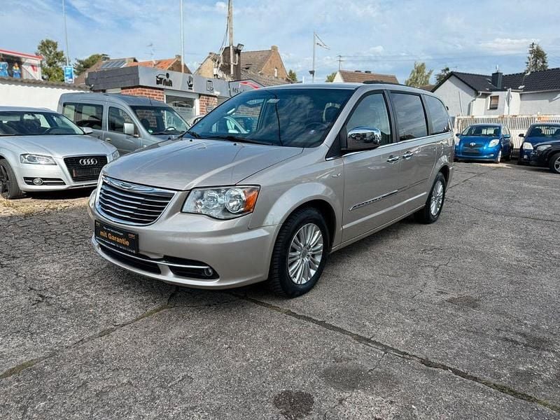 Gold Gebraucht 2014 Chrysler Town & Country Van / Kleinbus | 8.999 € - Bild 1/4
