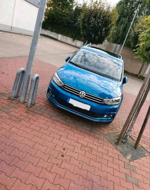 Blau Gebraucht 2016 VW Touran Highline Van / Kleinbus | 9.500 € - Bild 1/4