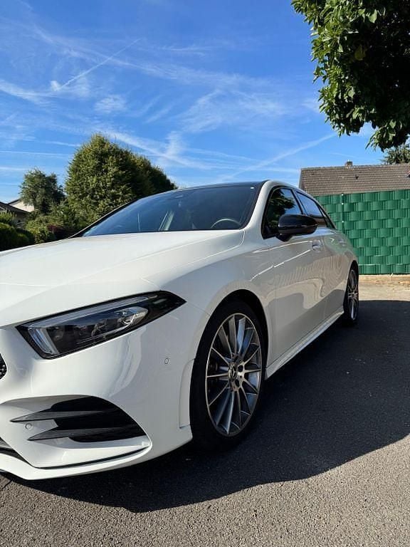 Weiß Gebraucht 2021 Mercedes A250 AMG line Limousine | 31.989 € (Fairer Preis) - Bild 1/4