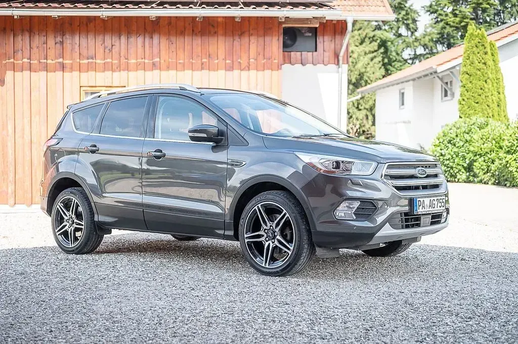 Gebraucht Ford Kuga Titanium 180 PS (132 kW) 2018 Grau SUV